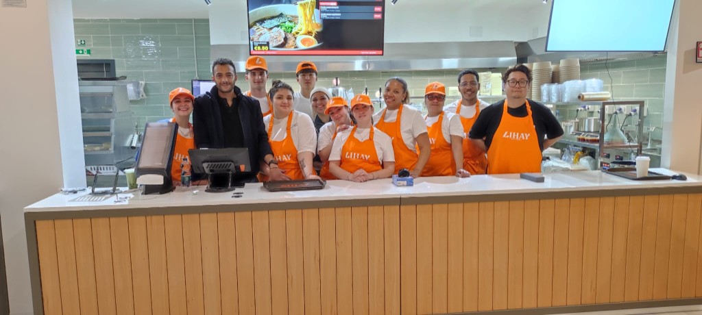 Team LIHAY al bancone del ristorante